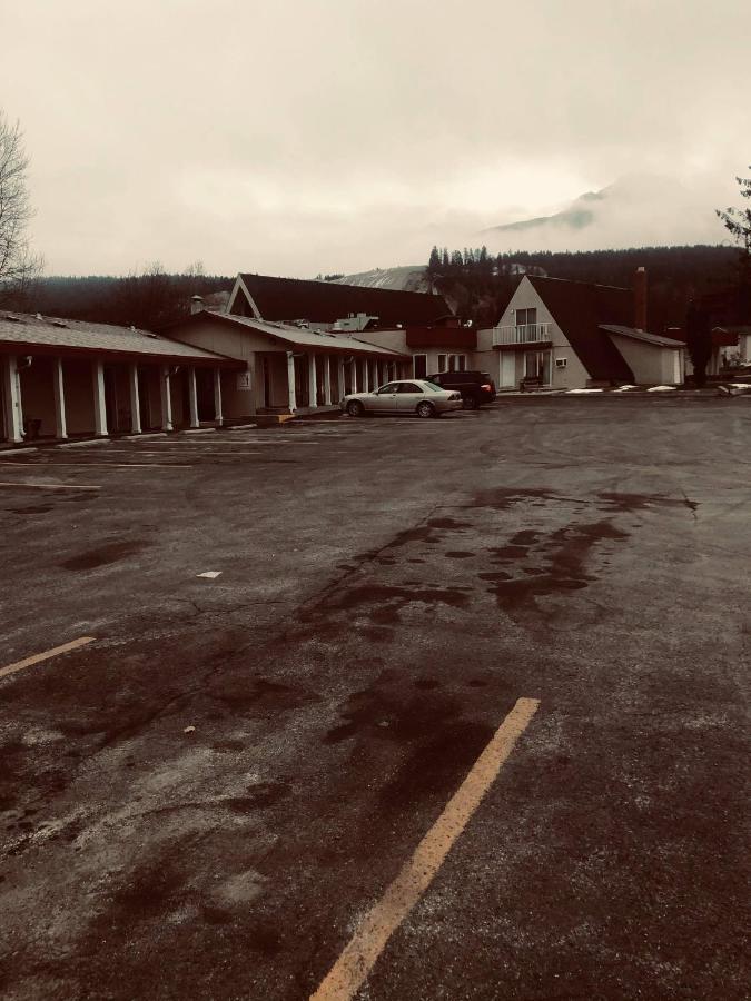 Selkirk Inn Golden Exteriér fotografie